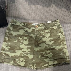 Old Navy Camo Cargo Shorts - Green size 12 women’s